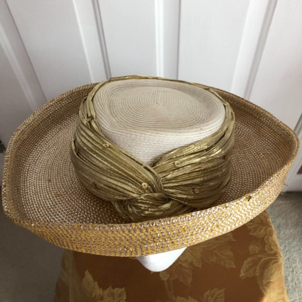 Ladies Straw With Gold Band